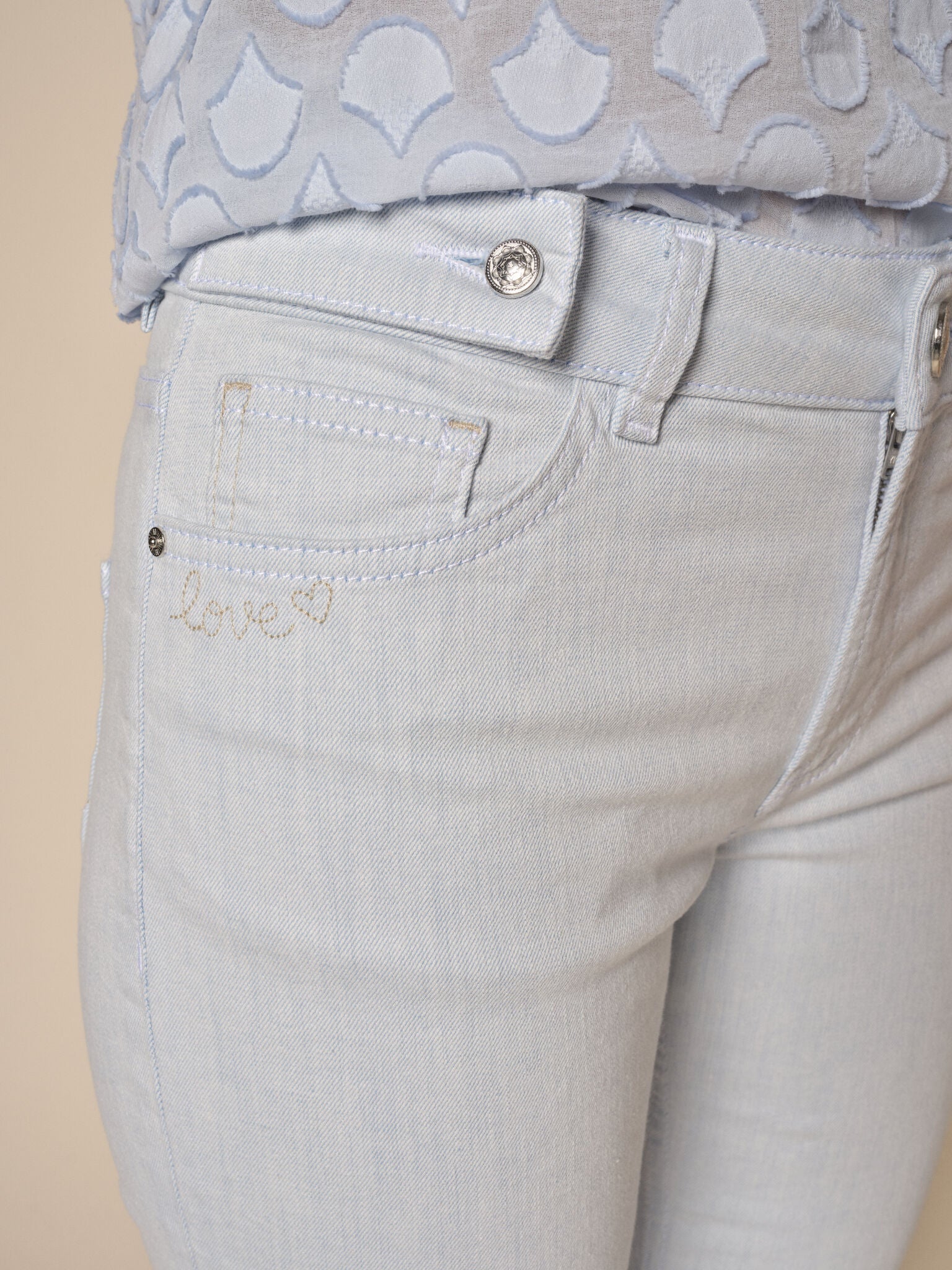 Modelshot / Light Blue / Detail